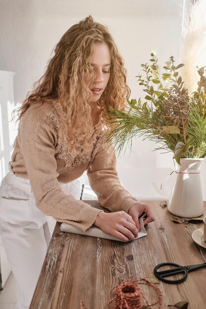 Kobieta haftująca przy stole