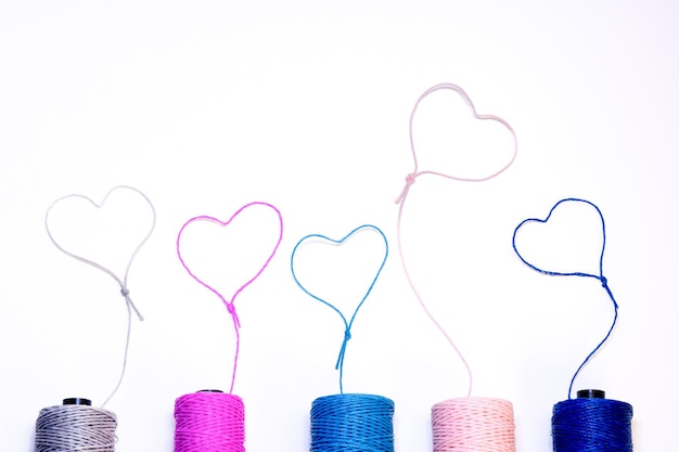 Kolorowe nici w wiązce