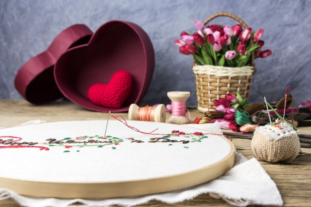 Ręcznie wykonany haft na tle stołu
